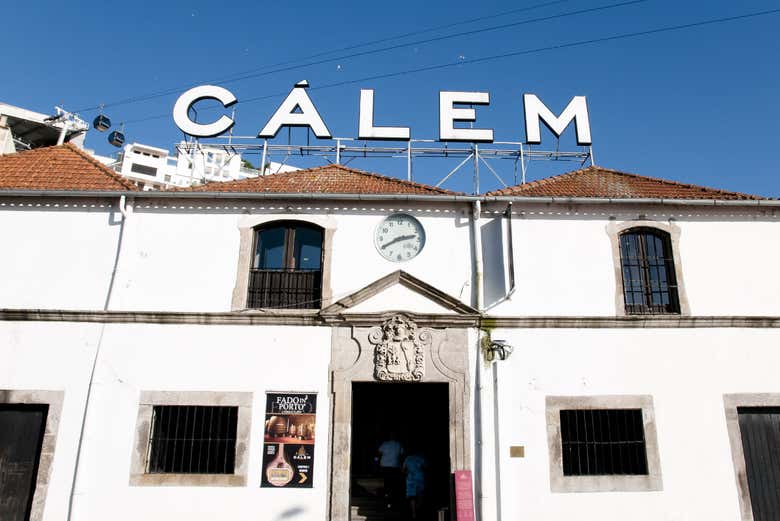 La façade de la cave à vin de Cálem