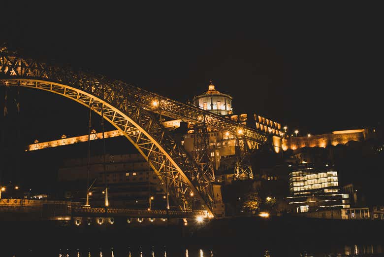 Le pont Dom-Luís illuminé de nuit