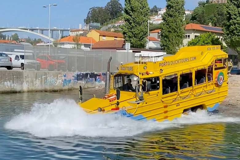 Le bus amphibie vous permettra de naviguer sur le Douro