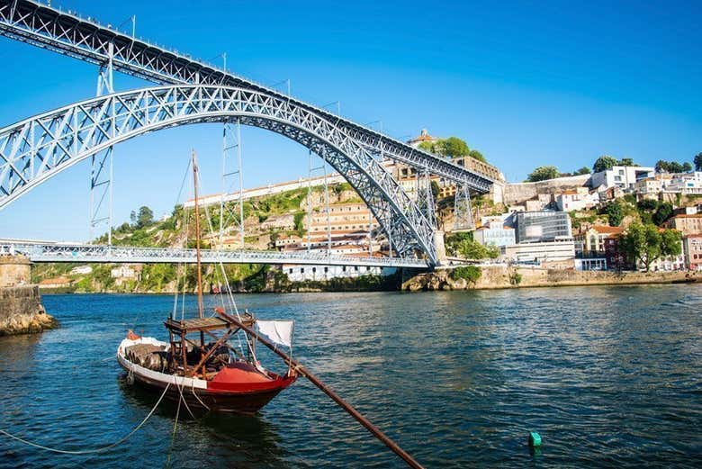 Un rabelo traditionnel sous le Pont Dom-Luís