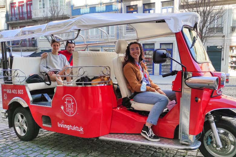 Profitez de la balade en tuk tuk à Porto