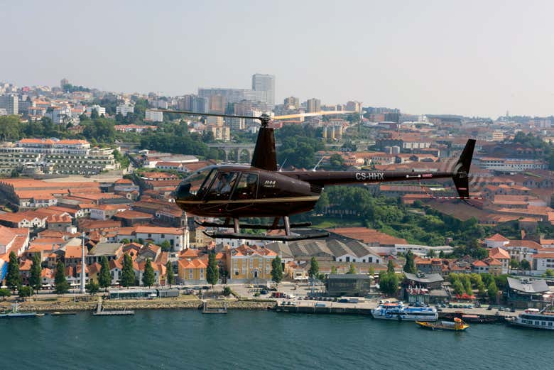 Vous verrez du ciel le cours du fleuve Douro qui traverse Porto